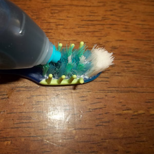 обработка зубной щетки