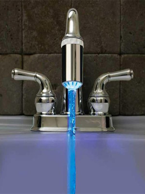 синяя вода в кране