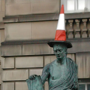 смешная статуя