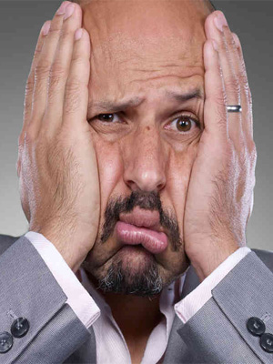 смущенный мужчина