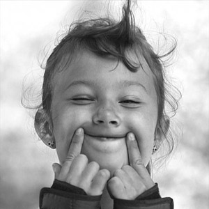 девочка улыбается