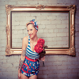 девушка и картина