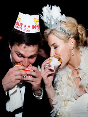 модожены едят гамбургер