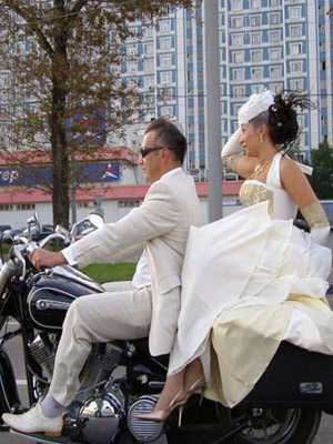 молодожены на мотоцикле