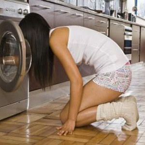 девушка и стиральна машина