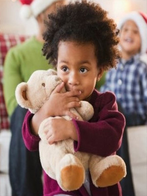 маленький мальчик и мишка