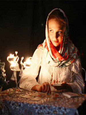 девушка гадает