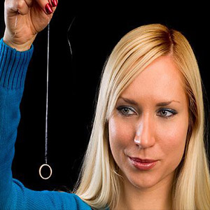 девушка с кольцом