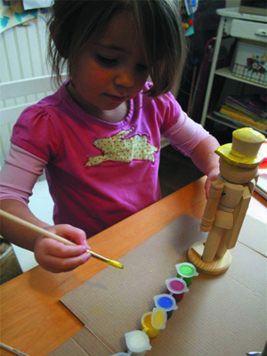 Раскрасить деревянную фигурку 