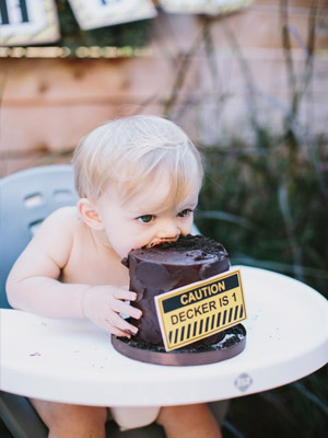 поедание торта без вилки