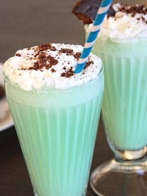 молочный коктейль с шоколадной крошкой