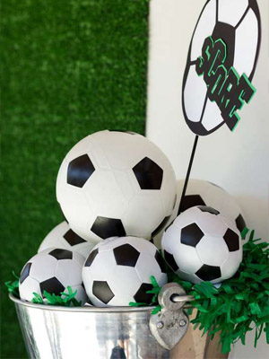 ведро с мячами