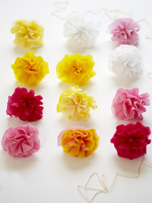 выполняем цветы из полосок