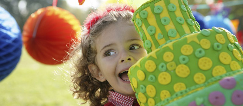 девочка с тортом