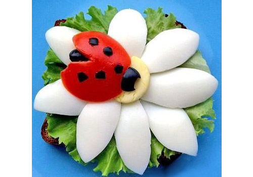 бутерброд со свежего хлеба с яйцом и салатом