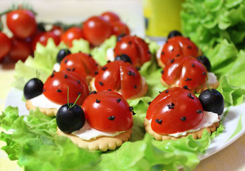 соленые крекеры с мягким сыром и помидорами