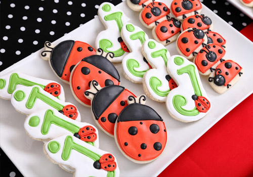 печеньем в сладкой глазури