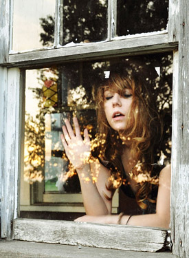 Девочка смотрит в окошко