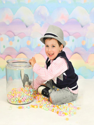 мальчик с канфетными шариками