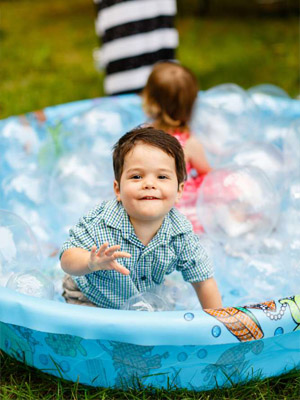 бассейн с резиновыми прозрачными шариками