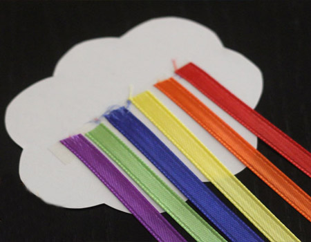 Клеем ленточки 