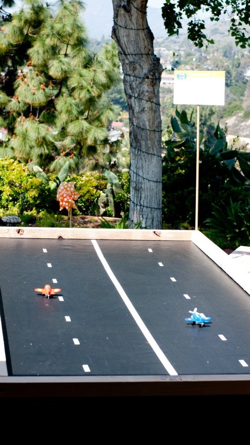 игрушечная взлетная полоса