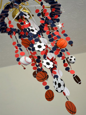 бумажная подборка разнообразных мячей 