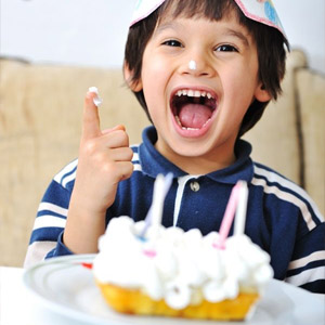 мальчик с тортом