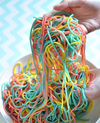 крашенные макароны на Хэллоуин