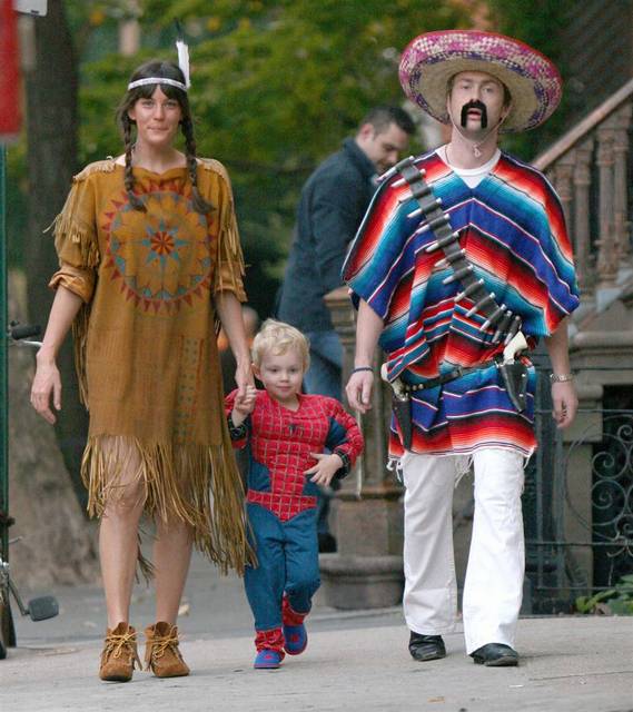 Мило Лэнгдон на празднике Хэллоуин