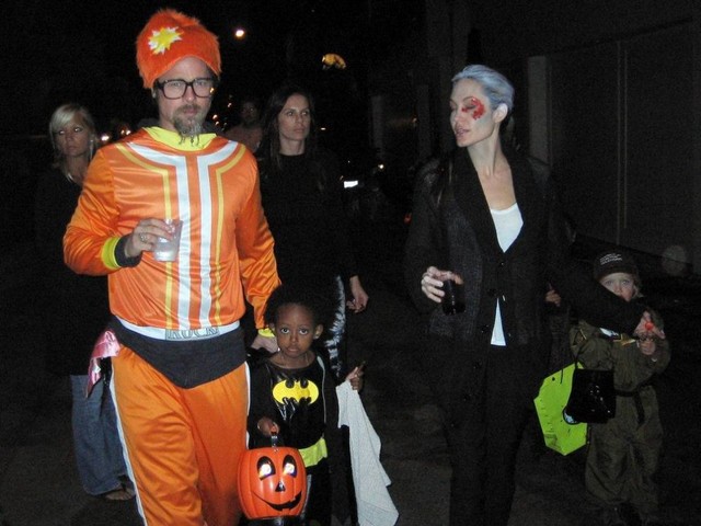 Бред Питт и Анжелина Джоли на празднике Хэллоуин