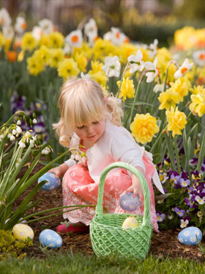 девочка с пасхальными яйцами