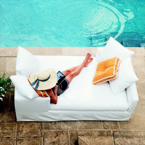 девушка на диване