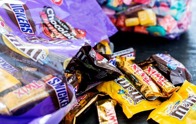 торт из конфет на Хэллоуин