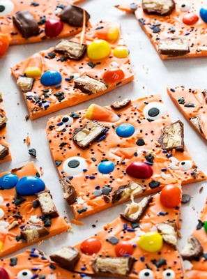 торт из конфет на Хэллоуин