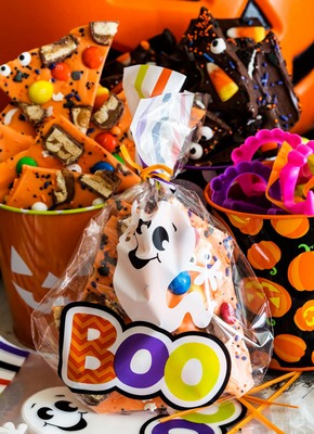 торт из конфет на Хэллоуин