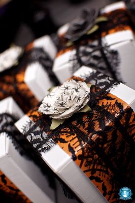 упаковка подарка на Хэллоуин