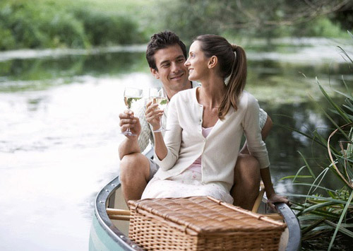 пара на лодке с шампанским