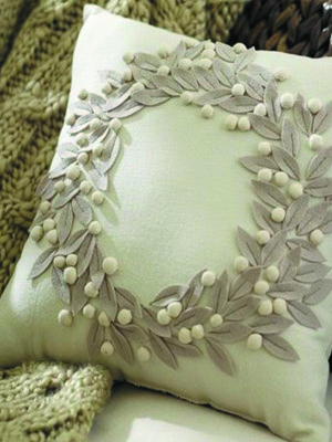 подушка с вышитой  омелой 
