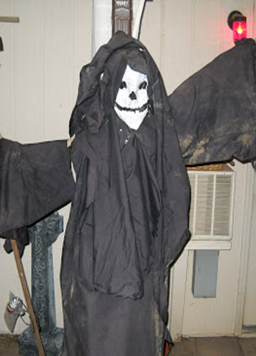 чучело в черном капюшоне
