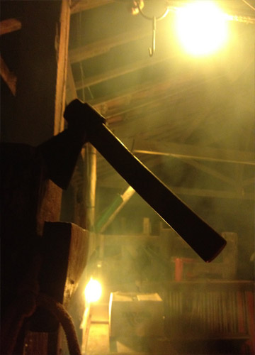 окровавленный топор