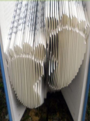 маленькие ножки из листиков