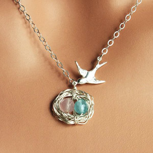 Кулон в форме маленького гнездышка 