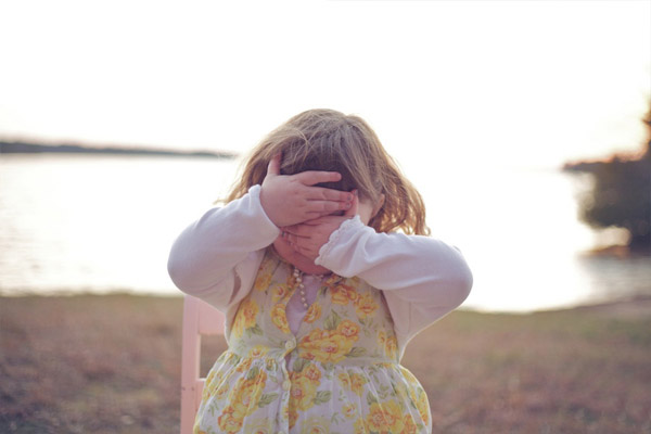 девочка закрывает глаза