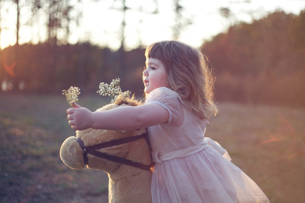 Радостная девочка