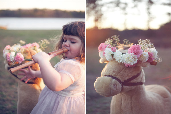 девочка играет