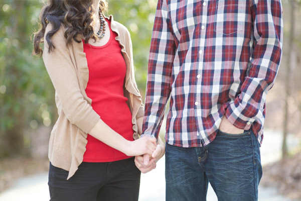 держась за руки