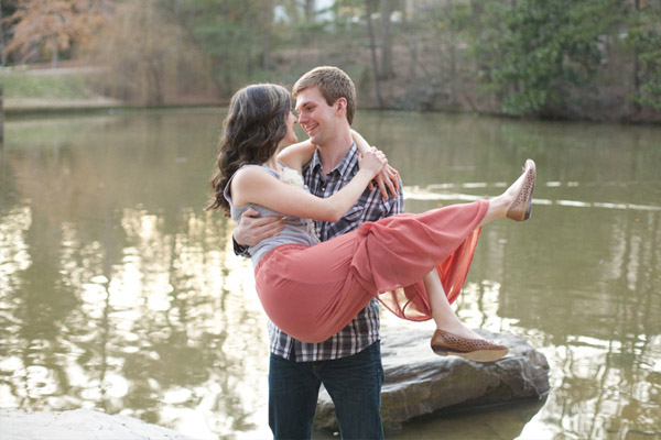 девушка на руках у парня