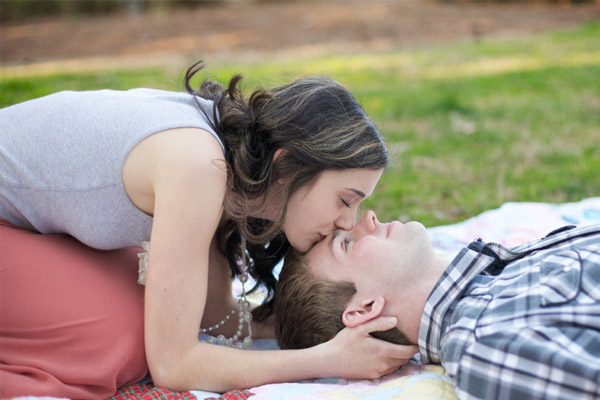 она целует его