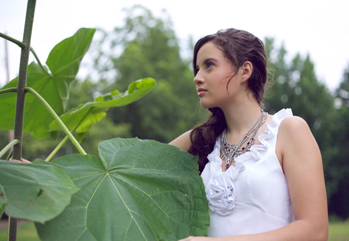 гладила широкие листья 